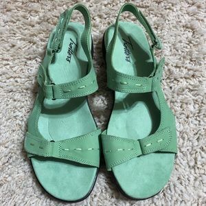 Trotters green women’s sandal